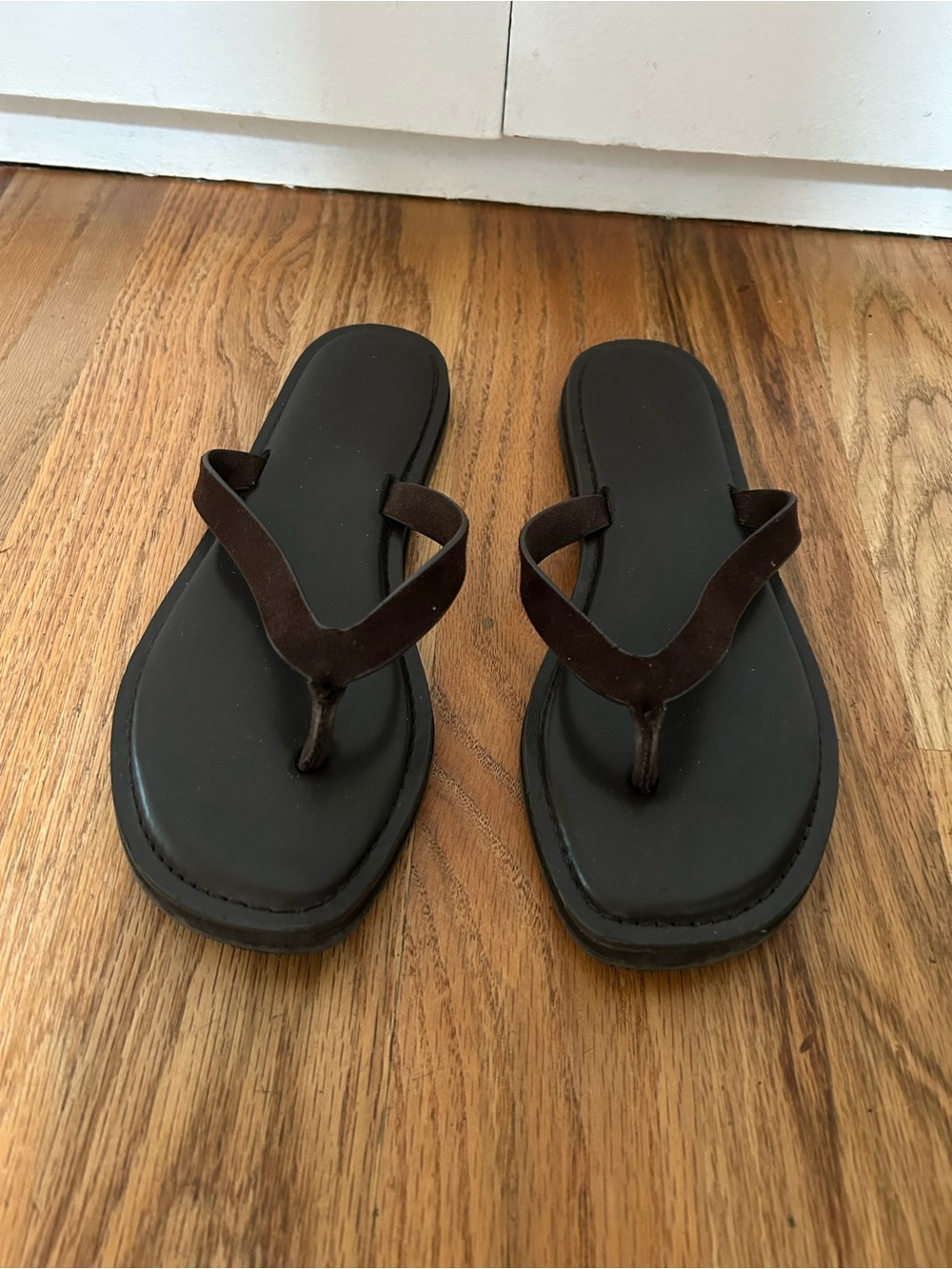 Women’s Brown Leather Flip Flop Sandals (size 7)